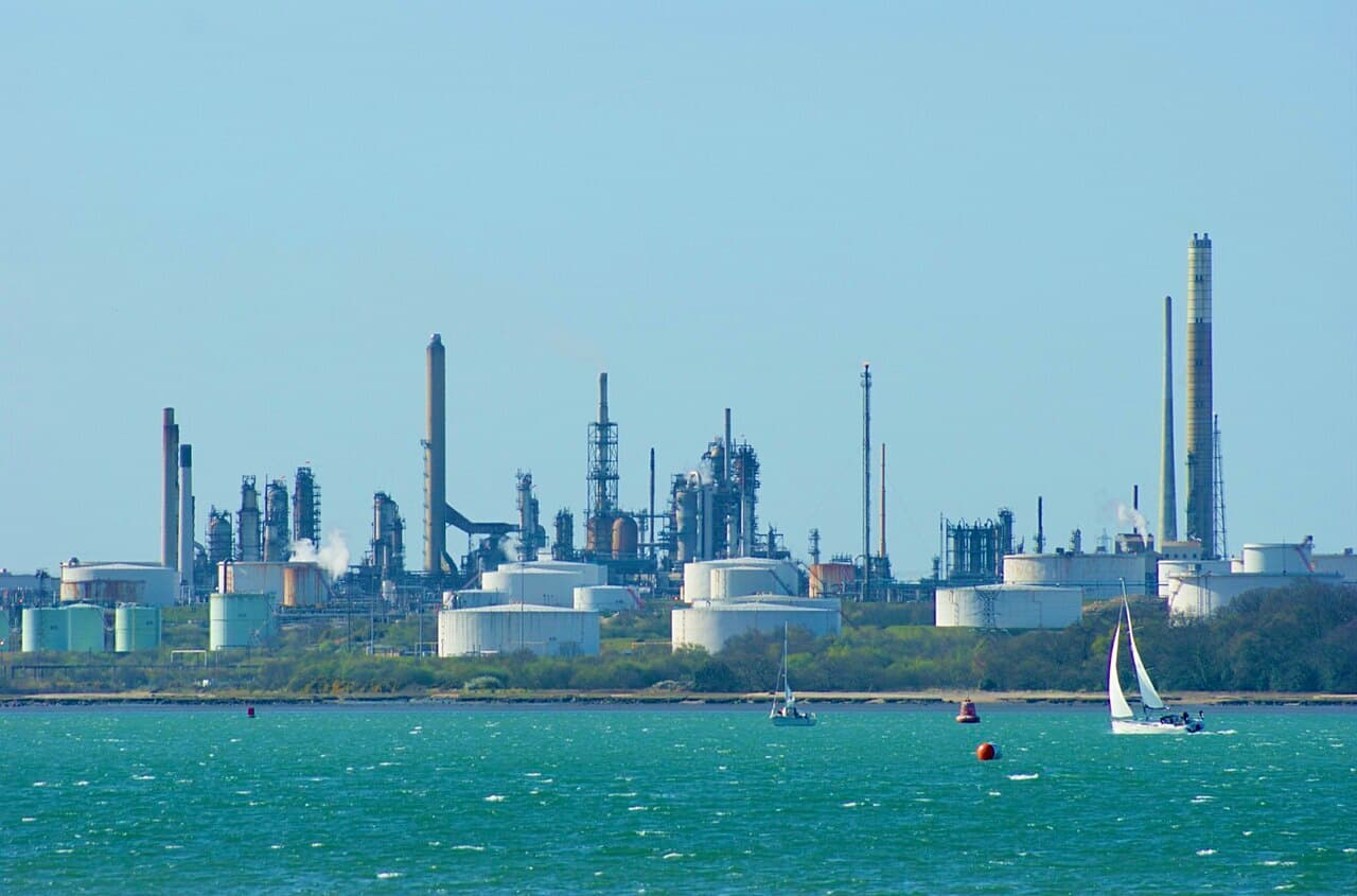 State-owned refinery asks suppliers to avoid Hormuz and Red Sea routes